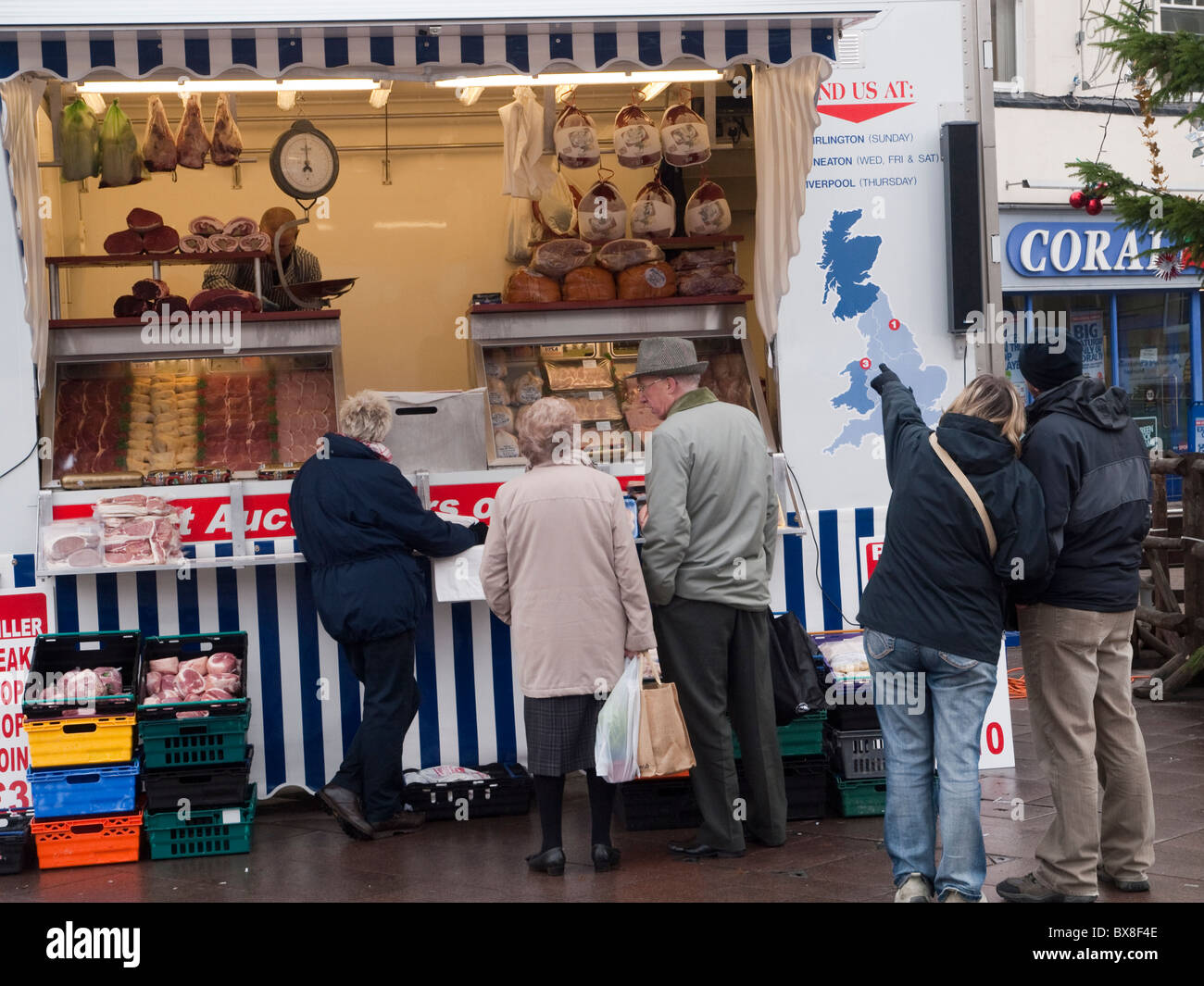 Ein Metzger-Stall in Mansfield Marktplatz, Nottinghamshire, England UK Stockfoto