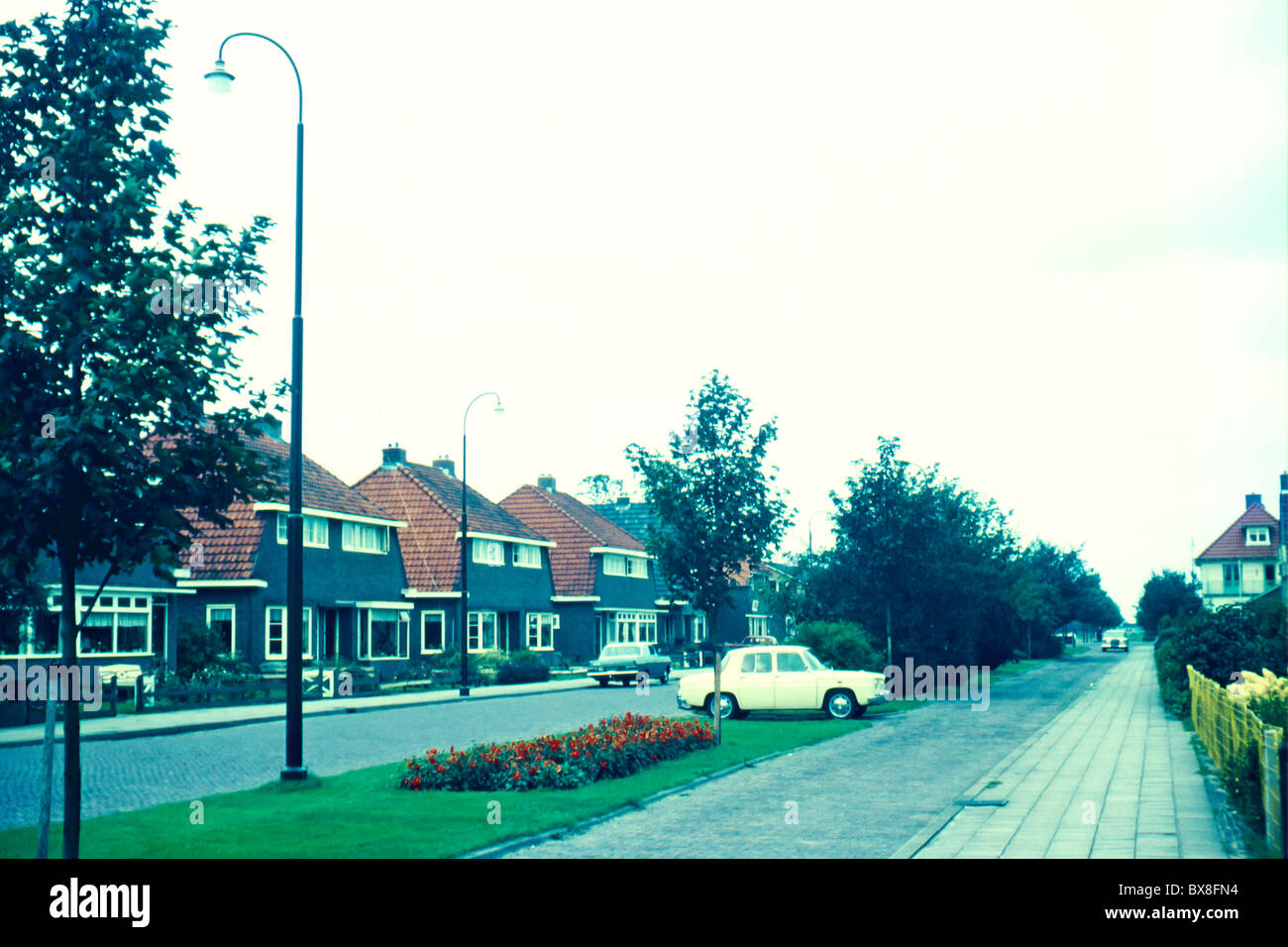 Original Bild der 1960er Jahre von einer Mittelklasse-Vorort-Siedlung in den Niederlanden. Stockfoto