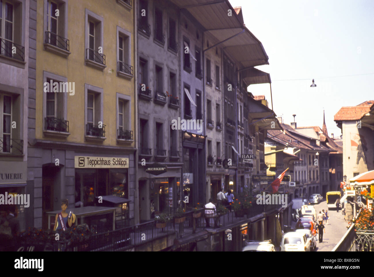 Ein original 60er Jahre Blick auf die Obere Hauptgasse Street in Thun,  Bern, Schweiz Stockfotografie - Alamy