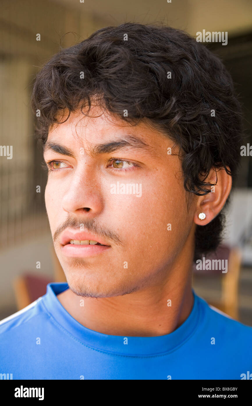 Ein talentierter indischer Cricketspieler an der National Cricket Academy in Bengaluru, Indien. Stockfoto