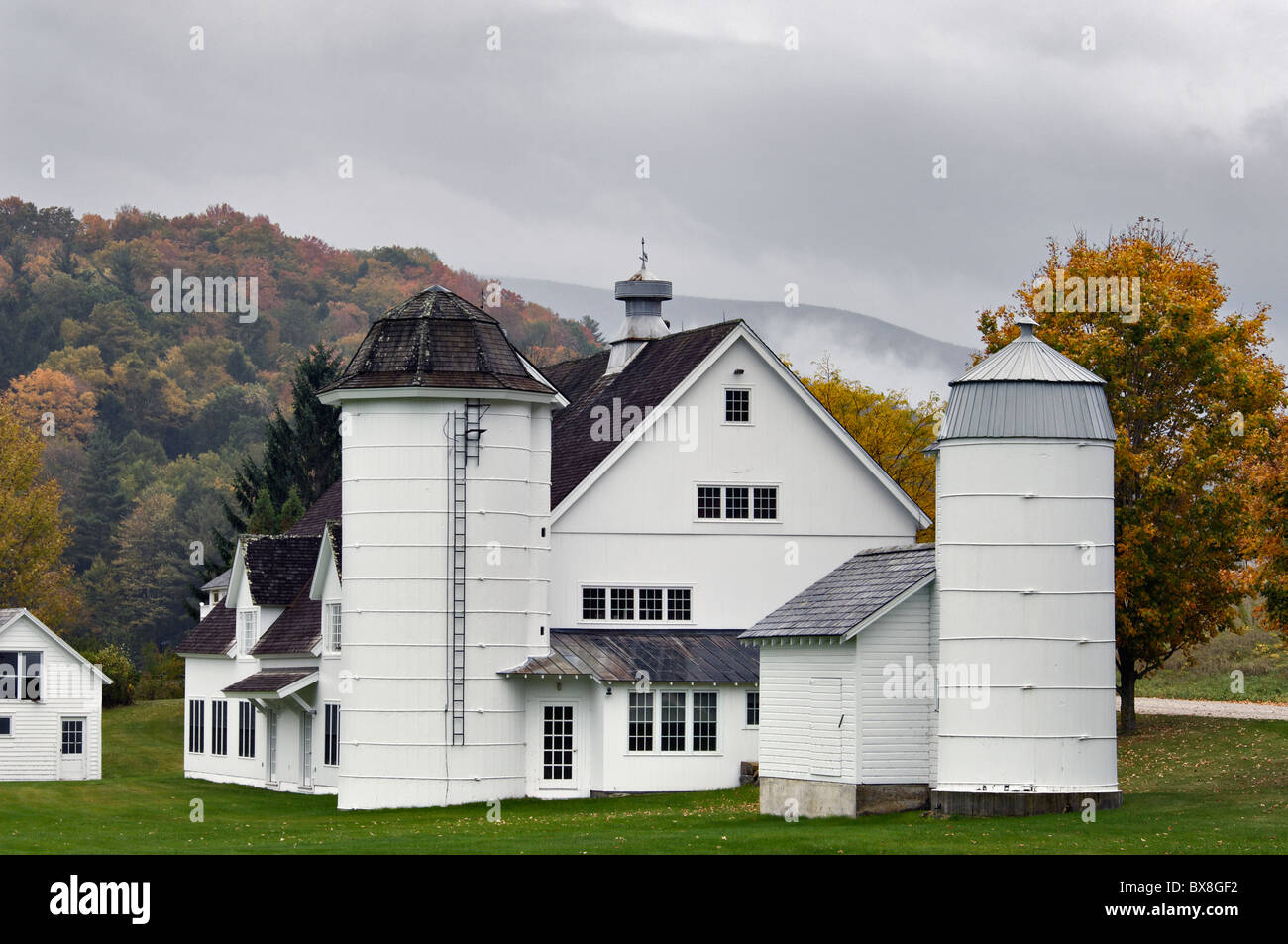 Weiße Scheune Silos und Herbst Farbe an einem regnerischen Tag in Bennington County, Vermont Stockfoto