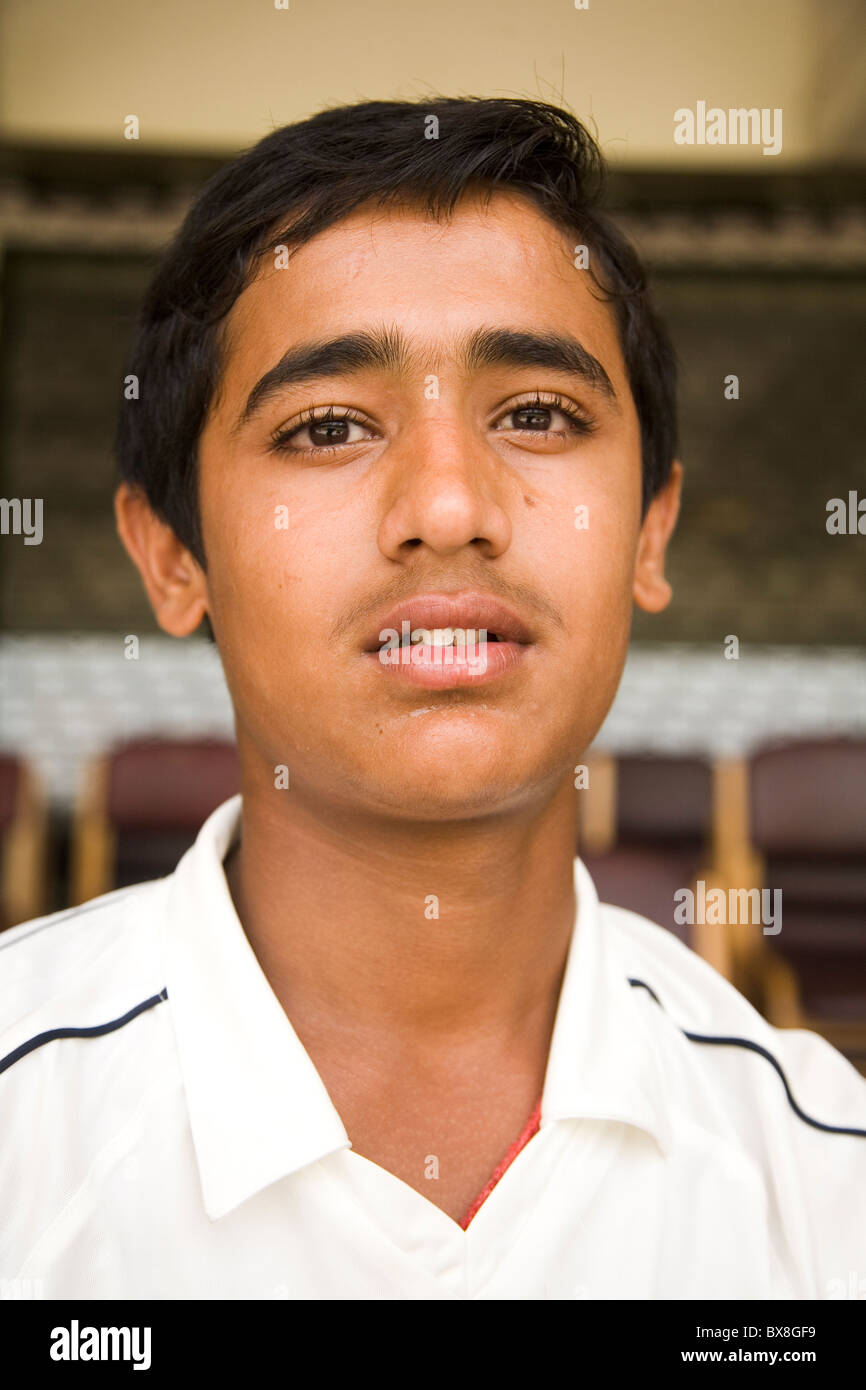 Ein talentierter indischer Cricketspieler an der National Cricket Academy in Bengaluru, Indien. Stockfoto