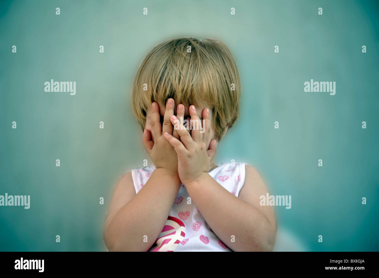 Porträt eines Mädchens für Augen mit Händen Stockfoto