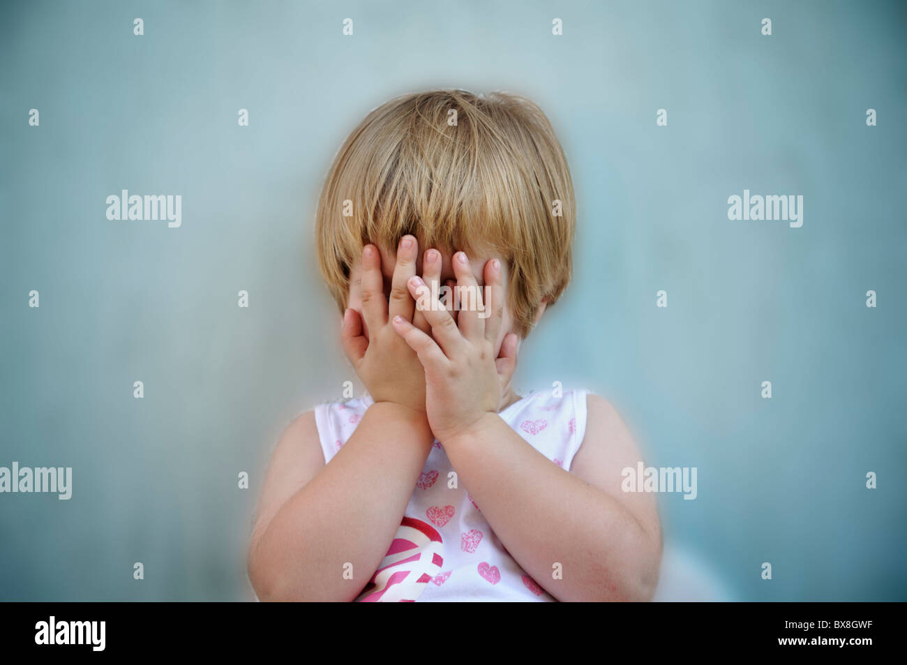 Porträt eines Mädchens für Augen mit Händen Stockfoto