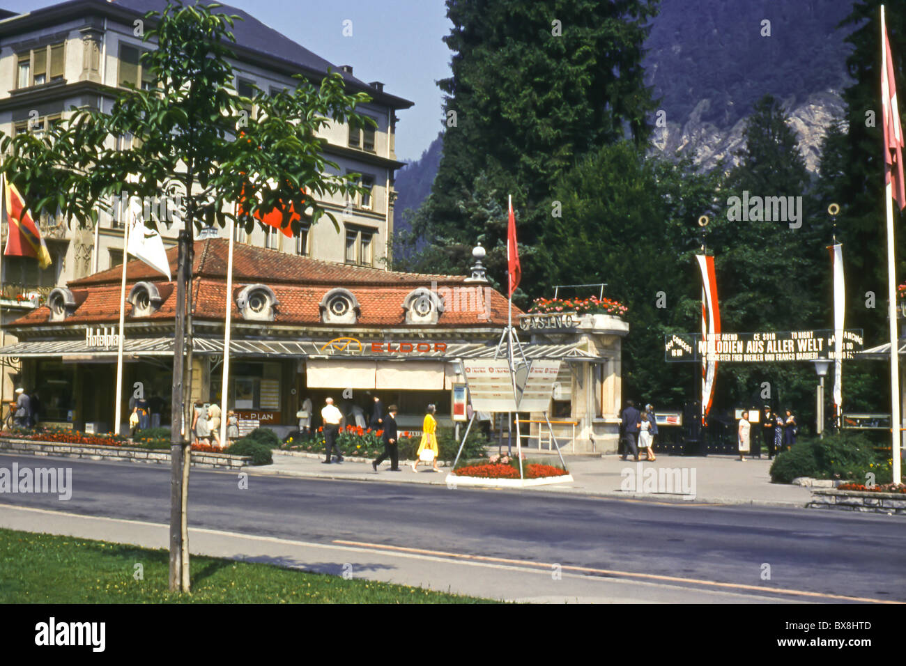 Ein Blick auf den Eingang zu den Casino Gardens, Interlaken Stadtzentrum in den 60er Jahren. Stockfoto