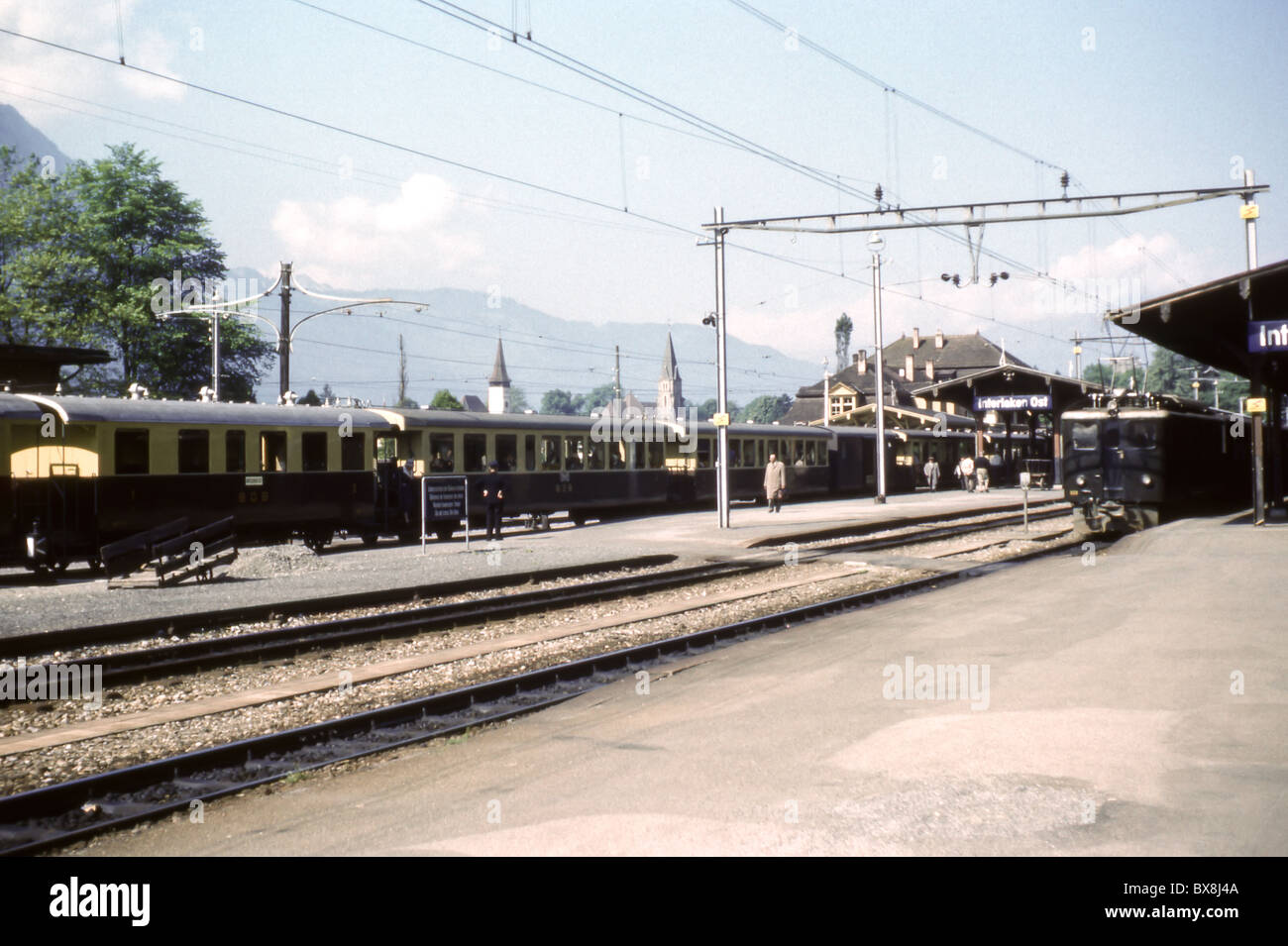 Ein Originalbild 1960 Bahnhof Interlaken Ost, Spuren, Plattform und Gebäude. Stockfoto