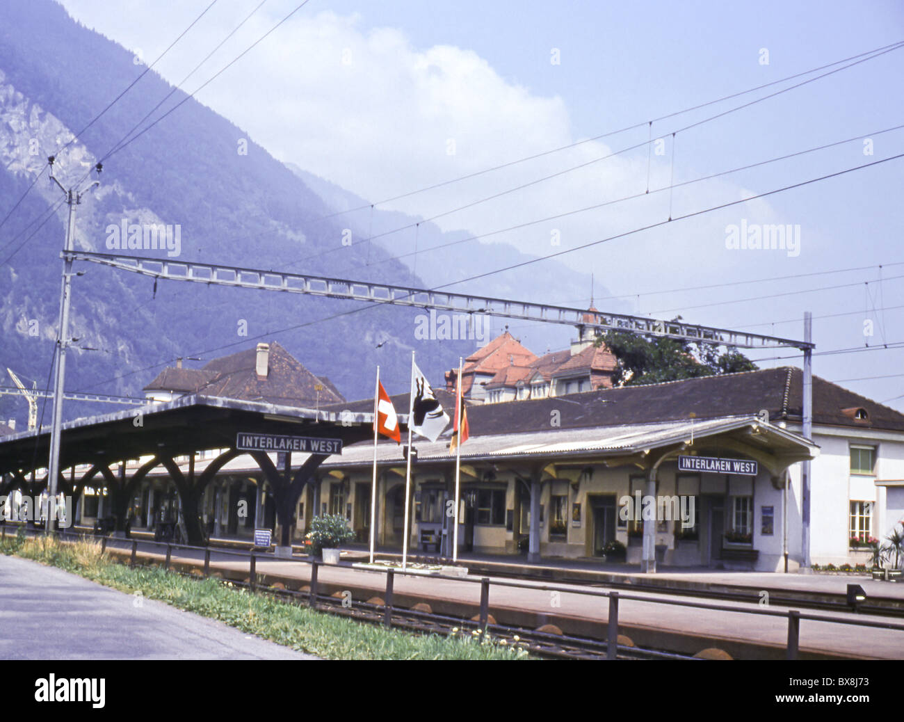 Ein 60er-Originalbild der Bahnhof Interlaken West, Tracks, Plattform und Gebäude. Stockfoto