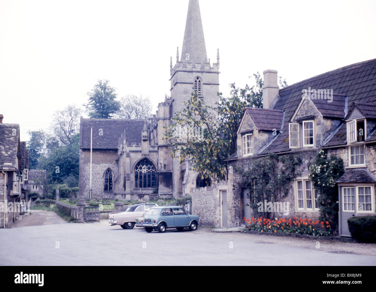 Ein original 60er Bild von Lacock, Wiltshire, England, die den Dorfplatz und Kirche St. Cyriakus von Church Street. Stockfoto