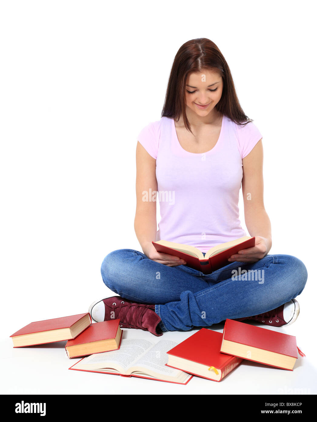 Attraktive Teenager-Mädchen Bücher lesen. Alle auf weißem Hintergrund. Stockfoto