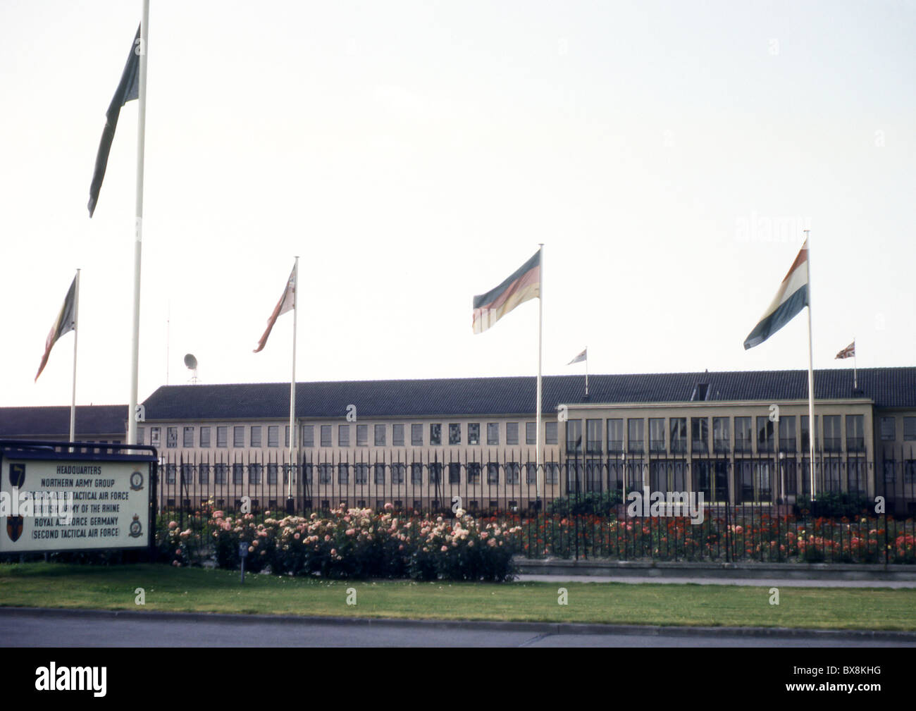 Eingang zum Hauptquartier der Northern Army Group (JHQ Rheindahlen), britische Armee des Rheins in Rheindahlen, Deutschland. Original 1960er Bild. Stockfoto