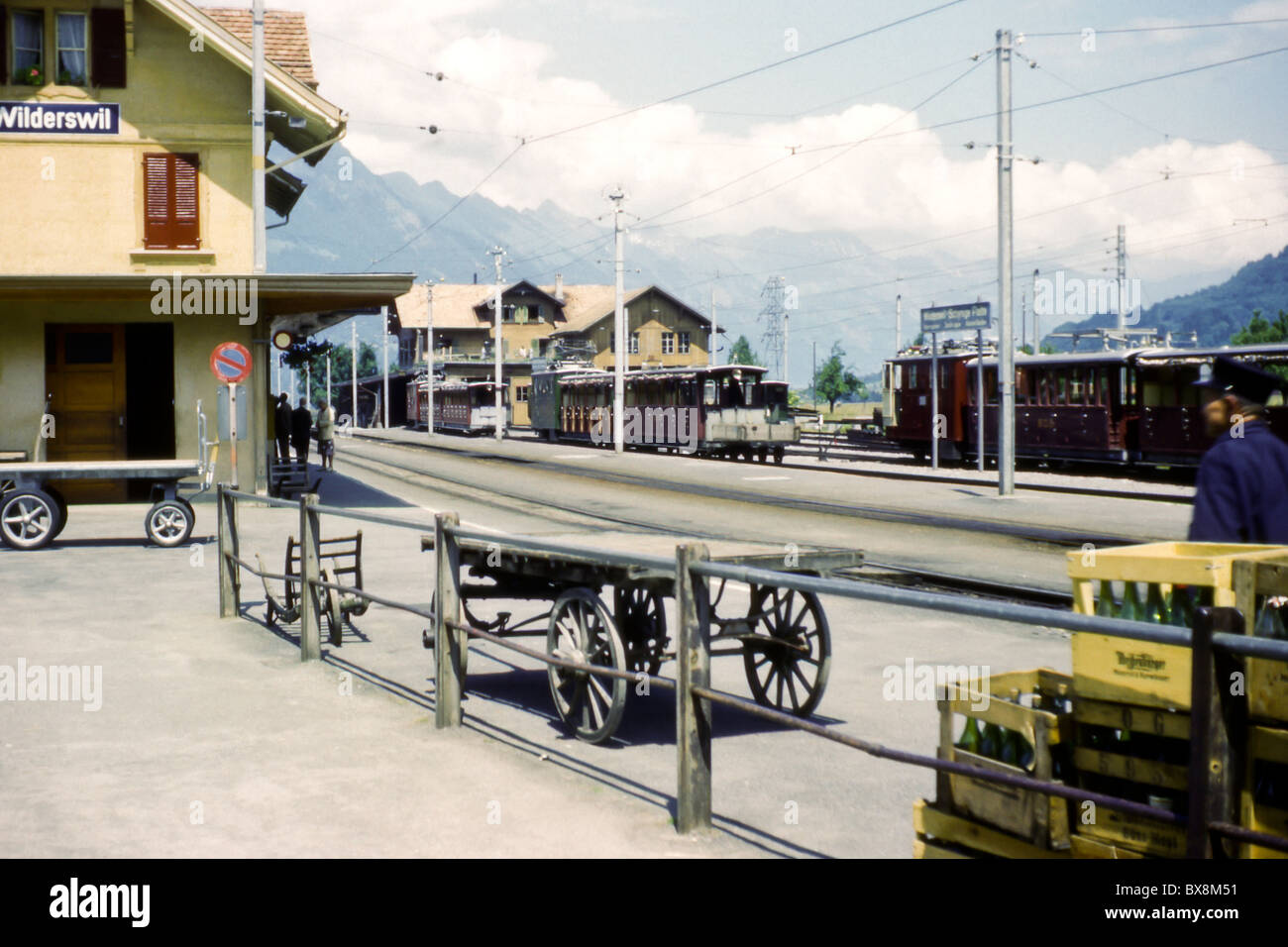 Ein Original 1960er Bild von Wilderswil (jetzt) Bahnhof Interlaken-West Gebäude-, Plattform- und Cargo Eingang, Schweiz. Stockfoto