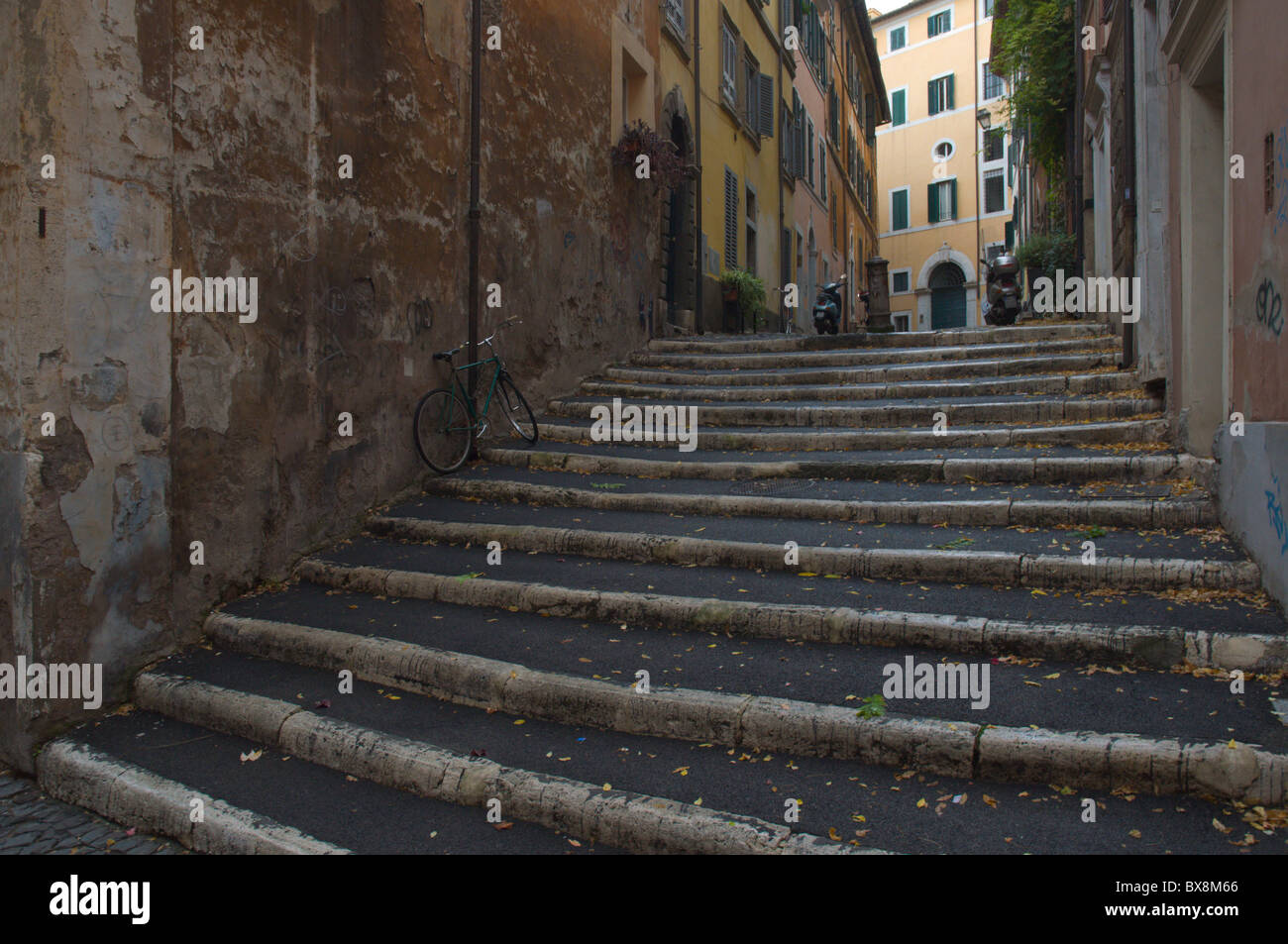 Schritte mit einem abgestellten Fahrrad Centro Storico Bezirk Altstadt Rom Italien Europa Stockfoto