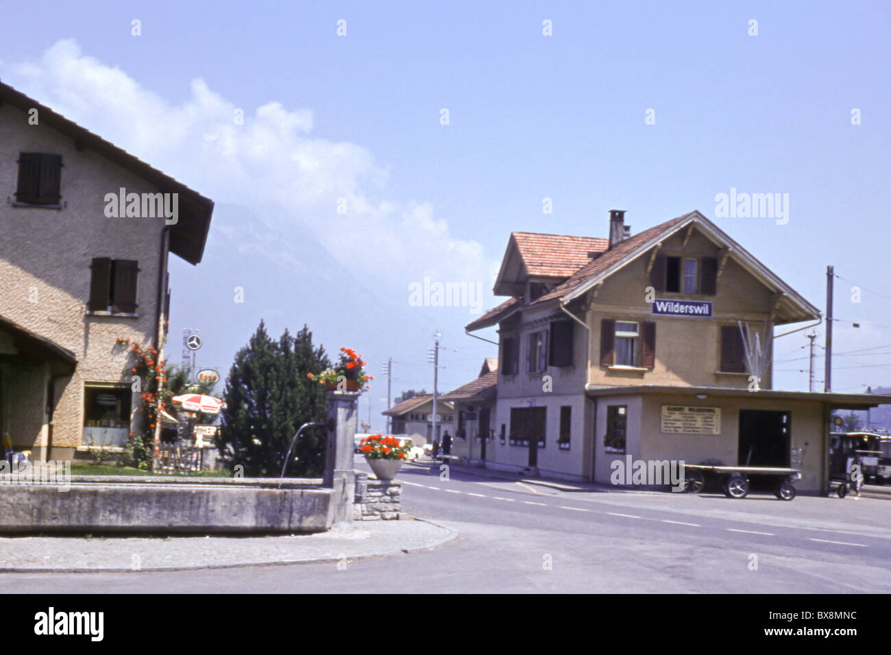 Ein Original 1960er Bild von Wilderswil (jetzt) Bahnhof Interlaken-West Gebäude, Interlaken-Oberhasli, Bern, Schweiz. Stockfoto