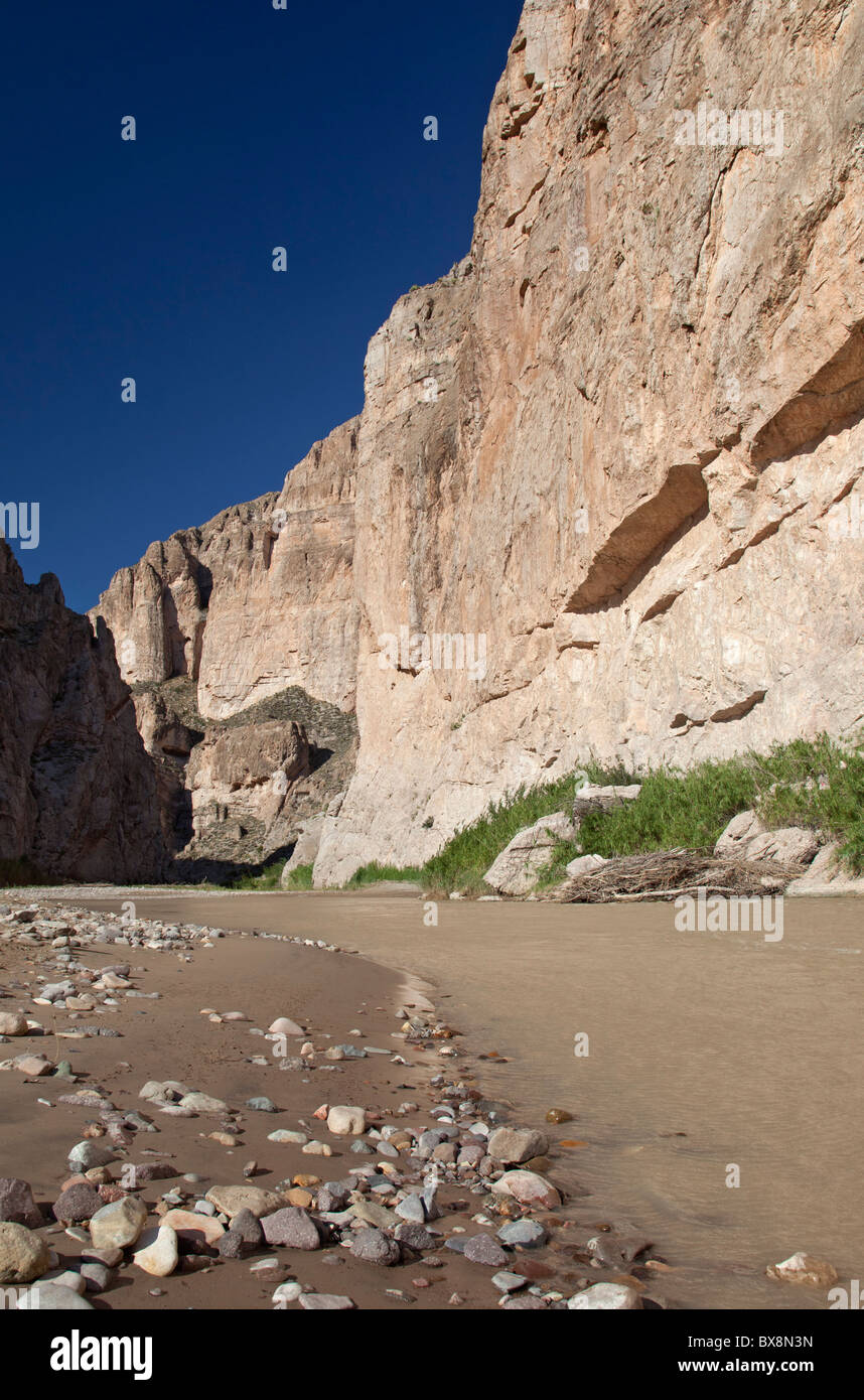 Big Bend Nationalpark, Texas - Rio Grande zwischen den Vereinigten Staaten (Vordergrund) und Mexiko in Boquillas Canyon. Stockfoto