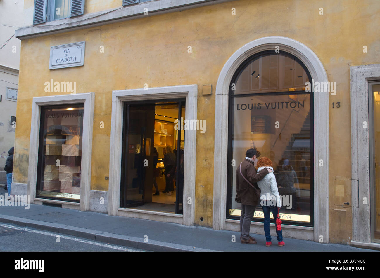 Louis Vuitton-Geschäft entlang der Via dei Condotti Straße Tridente Bezirk  Rom Italien Europa Stockfotografie - Alamy