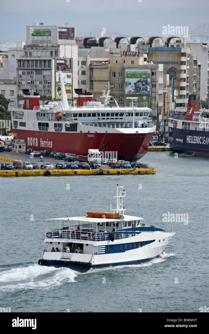 Nova Fähren Auto und Personenfähre Phedra Liegeplatz im Hafen von Piräus Hafen Tour Schiff Kreuzfahrt durch Stockfoto