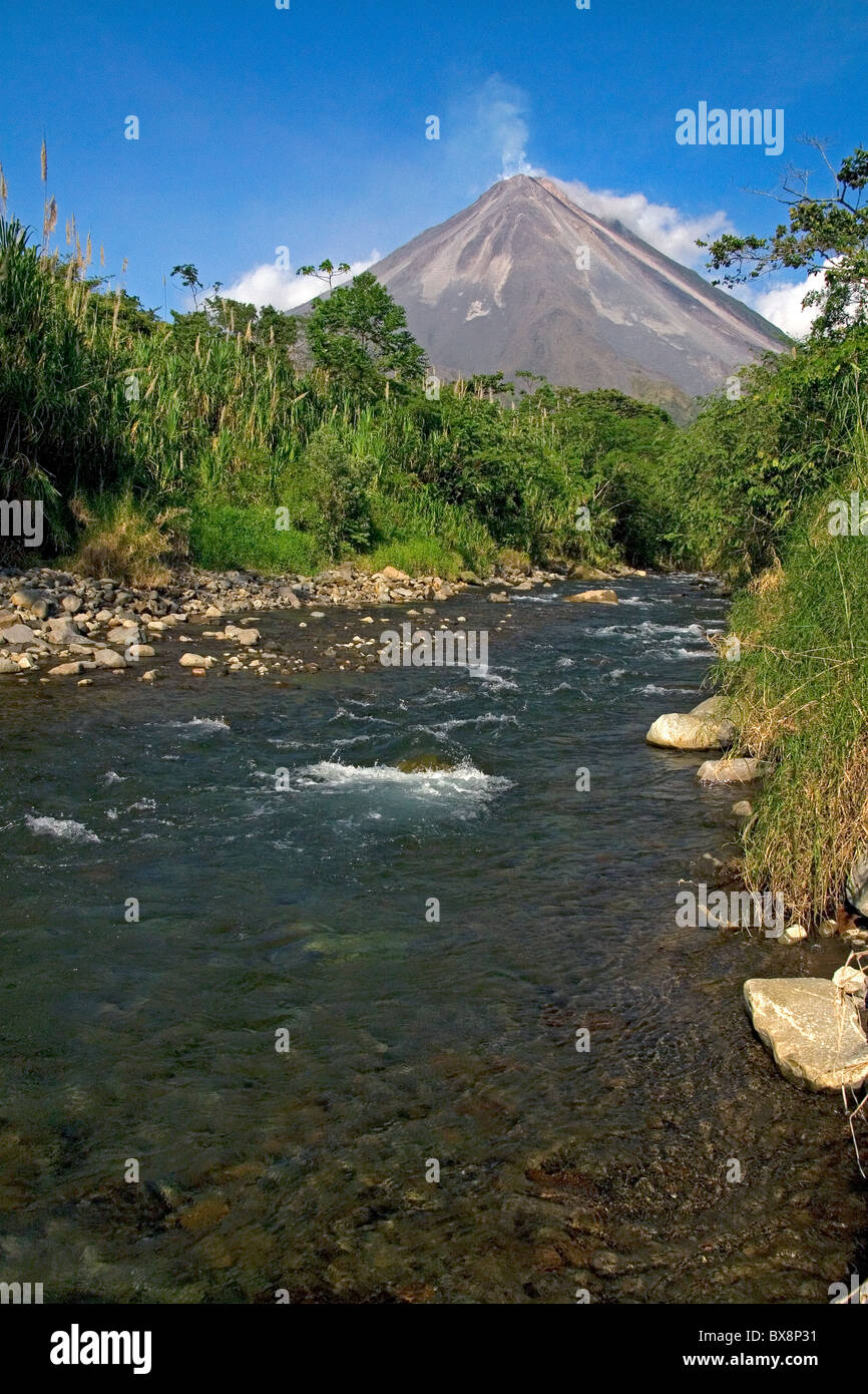 Vulkan Arenal und frisches Wasser Bach in der Nähe von La Fortuna, San Carlos, Costa Rica. Stockfoto