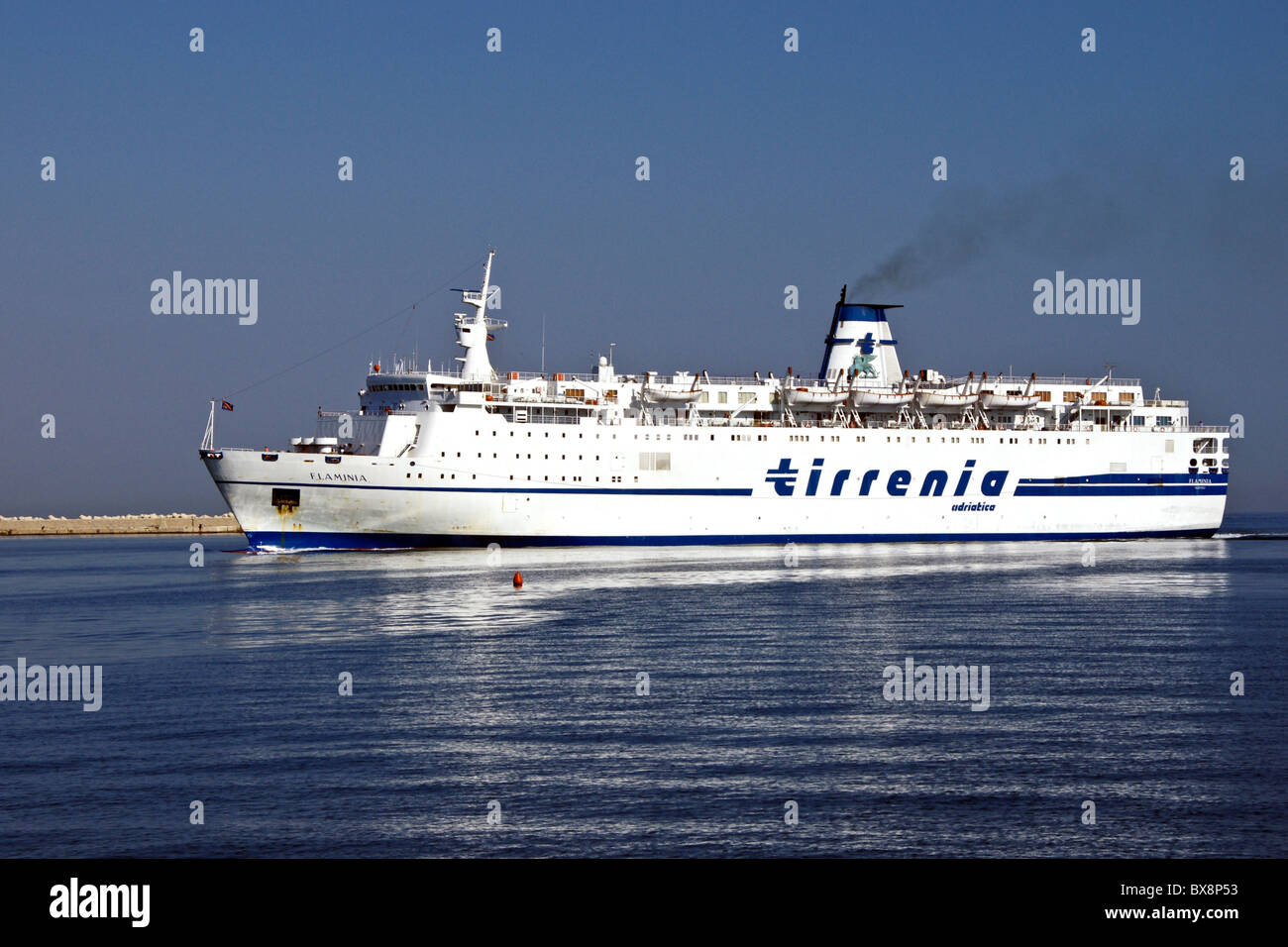 Tirrenia Linien Adriatica Passagier- und Autofähre Flaminia nähert sich Bari in Italien von Durres Stockfoto