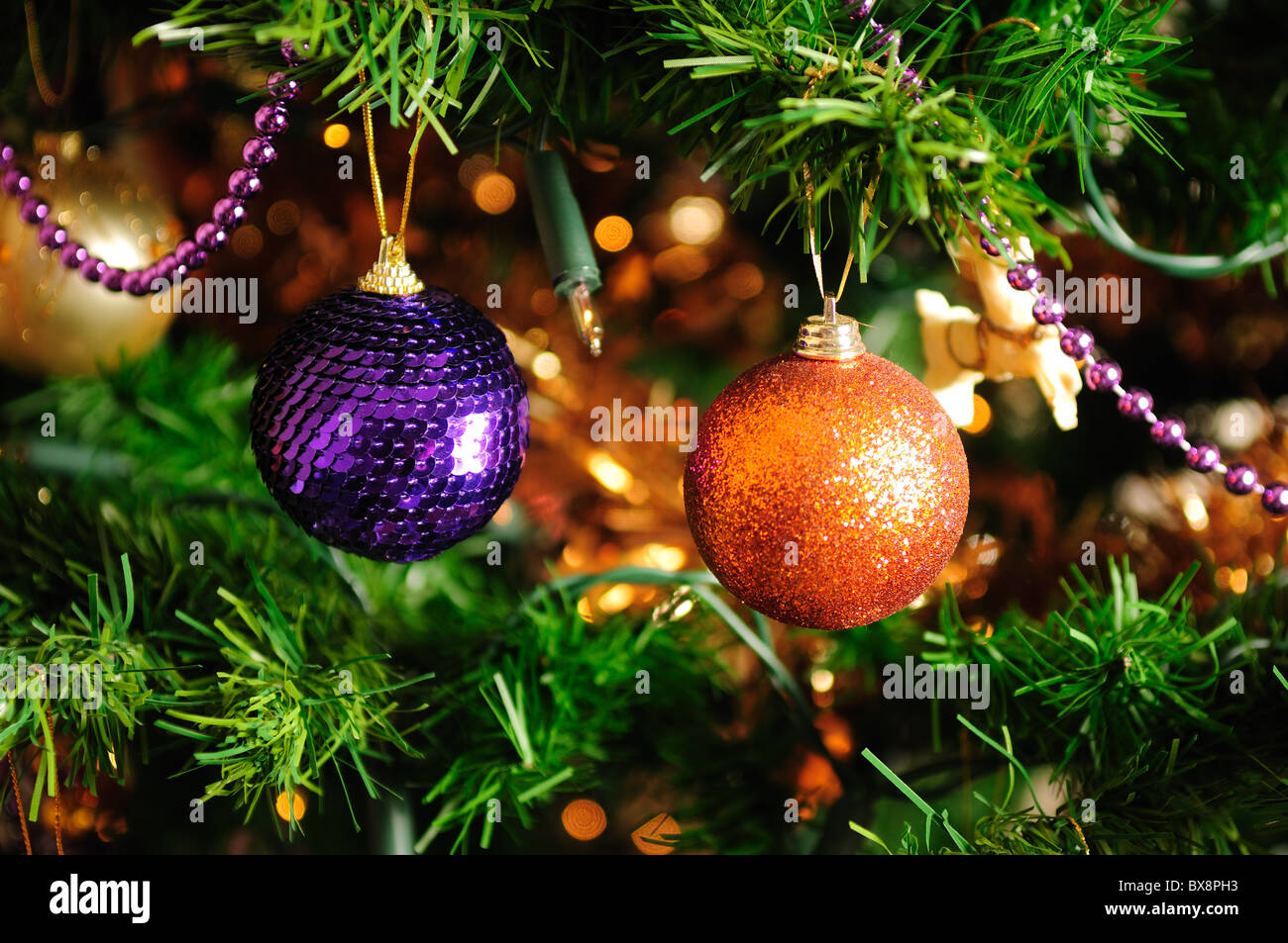 Weihnachtsbaum und Kugeln. Stockfoto