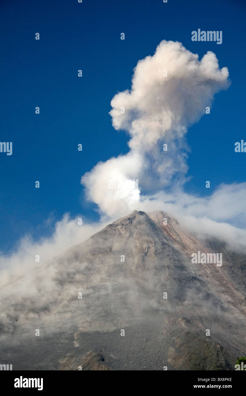 Arenal Vulkan ausbrechen im Laufe des Tages in der Nähe von La Fortuna, San Carlos, Costa Rica. Stockfoto