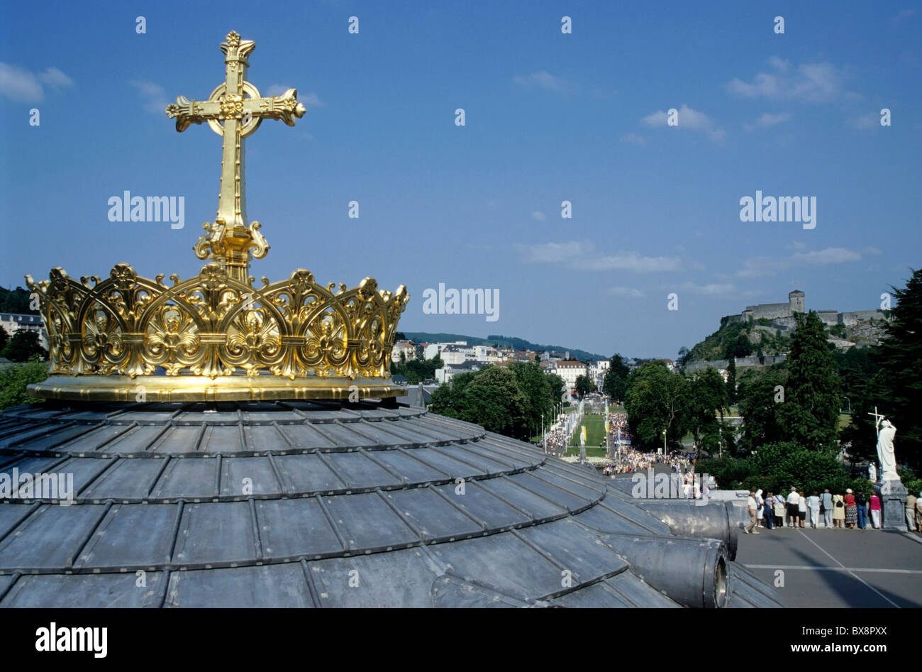 Vergoldete Kreuz auf der Kuppel auf dem Dach der Rosenkranz-Basilika in Lourdes, Frankreich. Stockfoto
