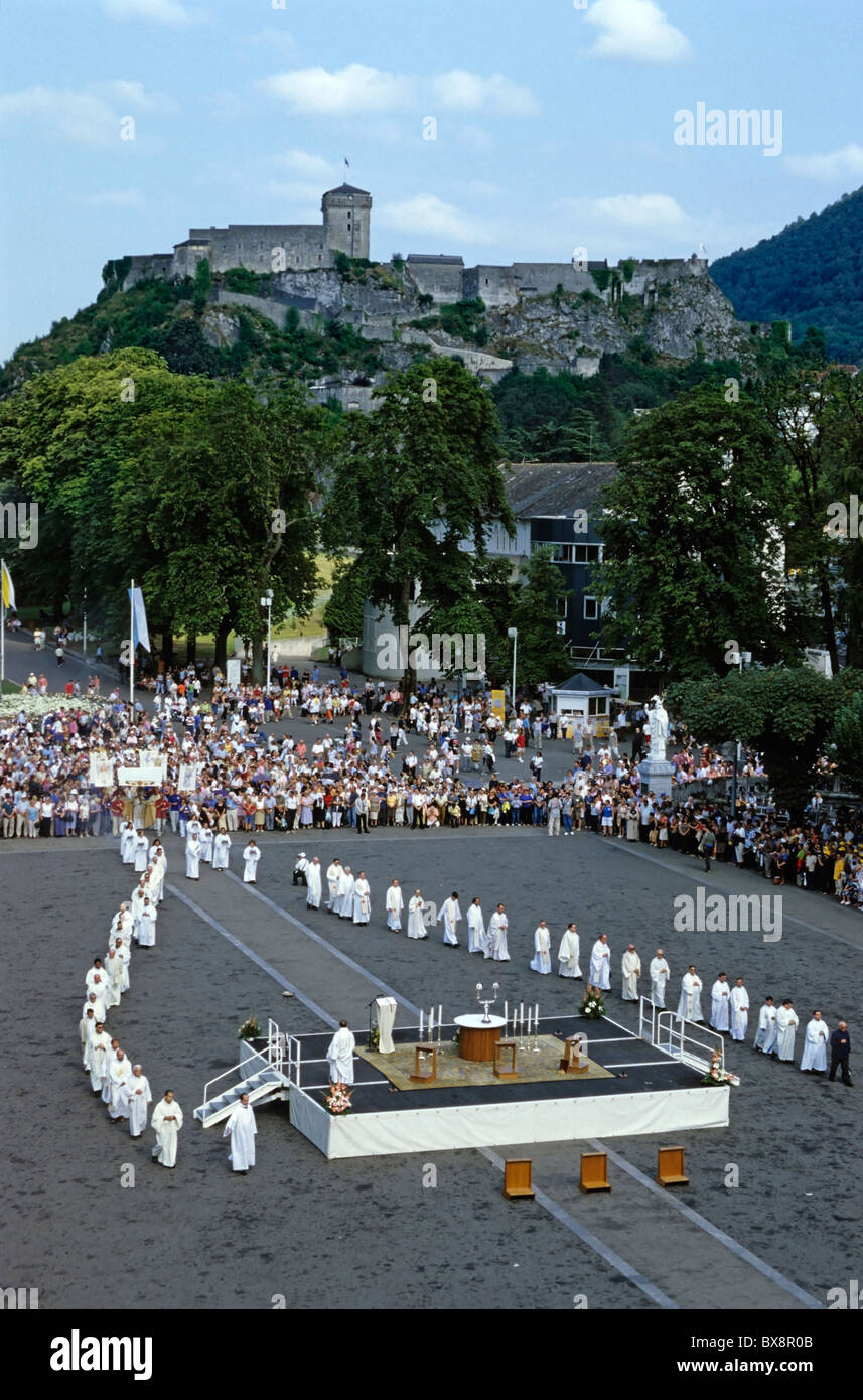 Priester führt Masse außen auf dem Rosenkranz-Platz, in der Nähe der Rosenkranz-Basilika, Lourdes, Frankreich. Stockfoto