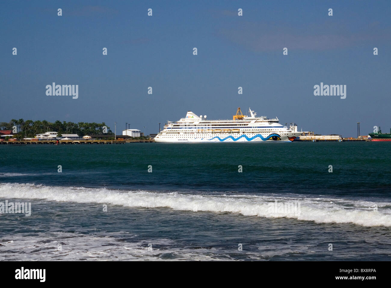 Die AIDAaura Kreuzfahrtschiff angedockt an Puerto Limon, Costa Rica. Stockfoto