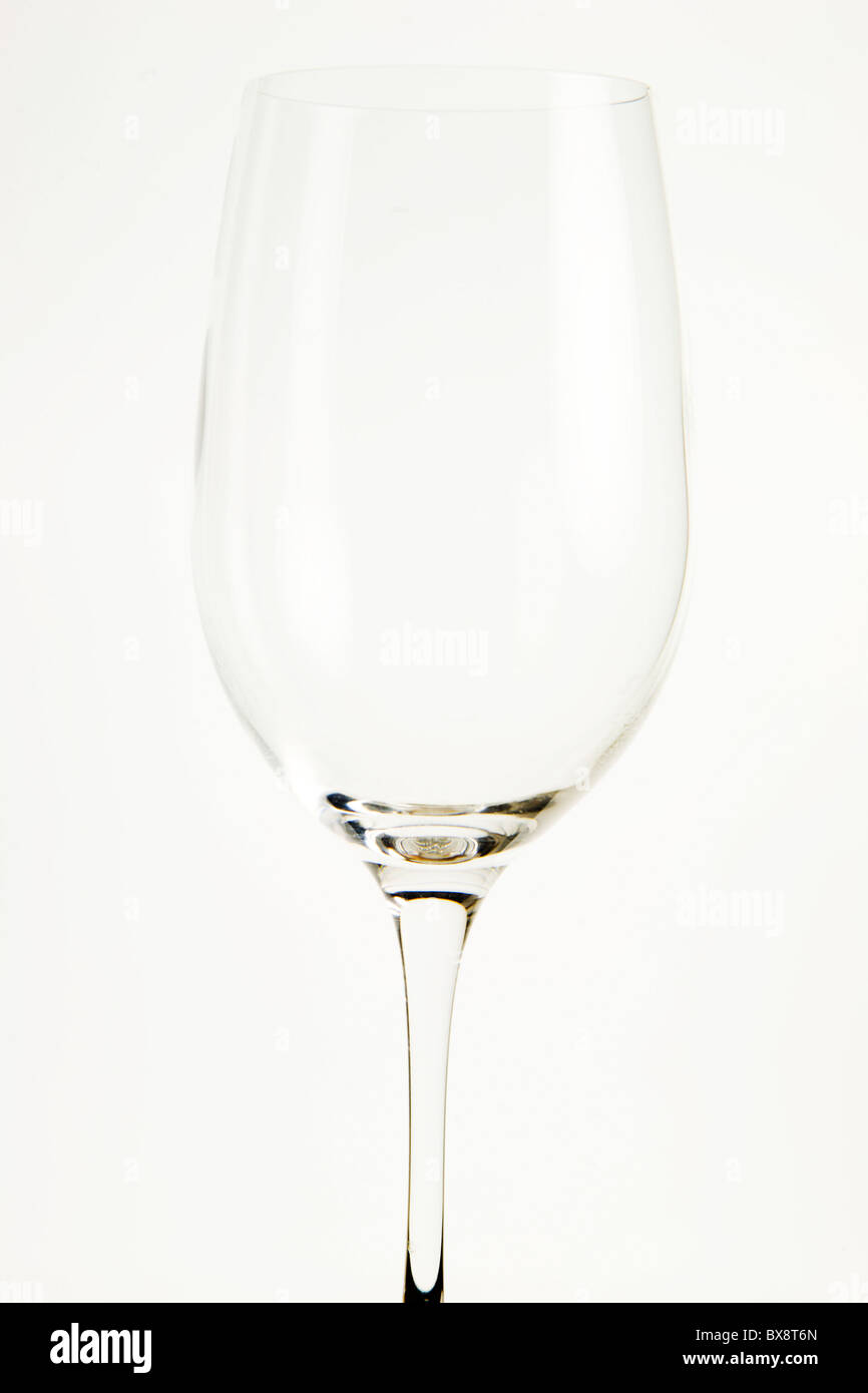 Leere Weinglas auf weißem Hintergrund Stockfoto