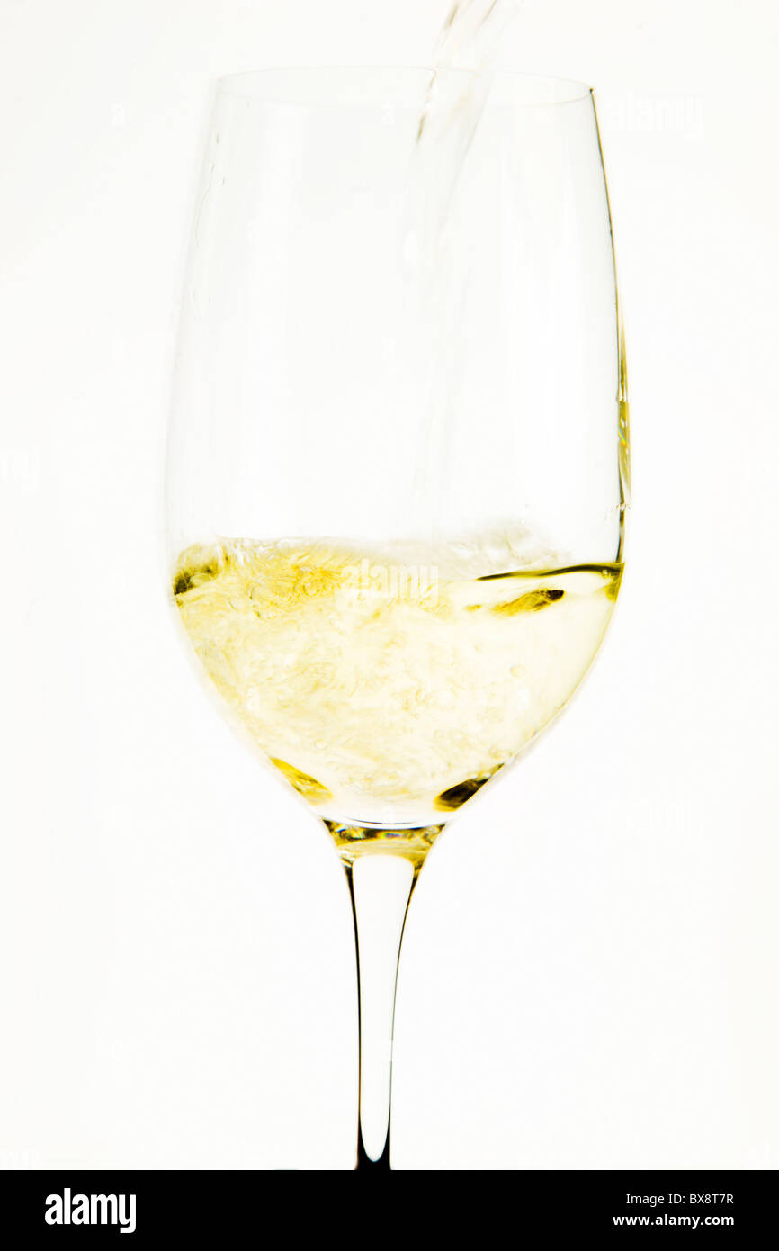 Weißwein Gießen in ein Tasting Glas Stockfoto