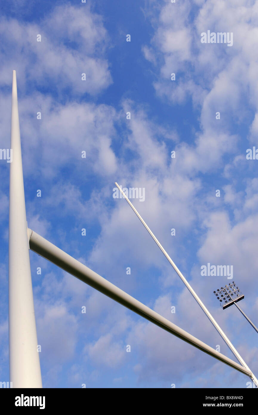 Rugby-Torpfosten auf blauen Himmel Stockfoto