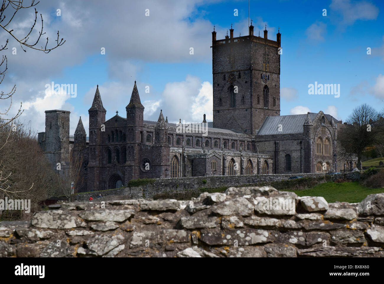 St Davids Cathedral (Walisisch: Eglwys Gadeiriol Tyddewi) befindet sich in St. Davids in der Grafschaft von Pembroke Shire, auf den meisten Wes Stockfoto