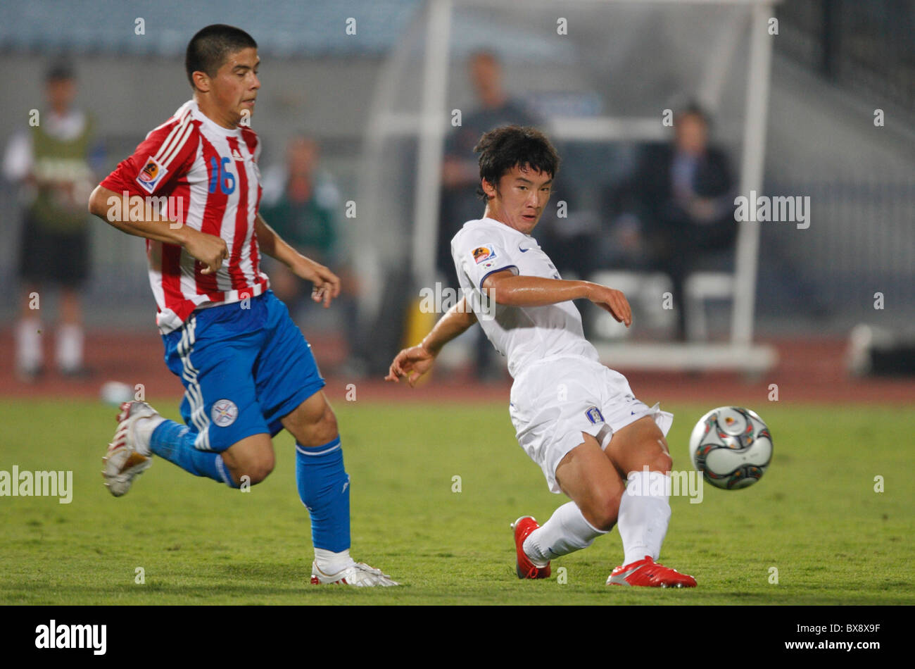 KAIRO - 5. OKTOBER: Min Woo Kim aus Südkorea (R) gibt den Ball gegen Jorge Moreira aus Paraguay (L) während eines Achtelfinale der FIFA U-20-Weltmeisterschaft am 5. Oktober 2009 im Kairoer International Stadium in Kairo, Ägypten. Nur redaktionelle Verwendung. Kommerzielle Nutzung verboten. (Foto: Jonathan Paul Larsen / Diadem Images) Stockfoto