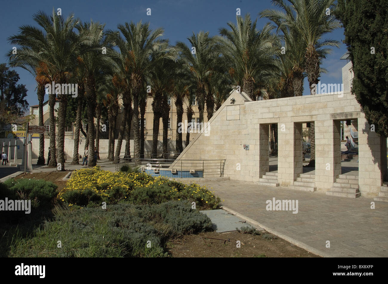 Blick auf eine Skulptur auf einem großen, arbeiten Archimedes' Schraube, Wasser, das von einem kleinen Pool, mit dem Titel 'Modern' in Daniel Garten, für Jerusalem Bürgermeister Daniel Auster am Eingang der Jerusalem city hall complex West Jerusalem Israel benannt Stockfoto