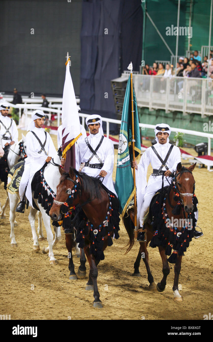 Mitglieder von Katars Emiri Guard Parade in HH The Emir National reinen Arabian Horse Show für gerade Ägypter in Doha 2010 Stockfoto