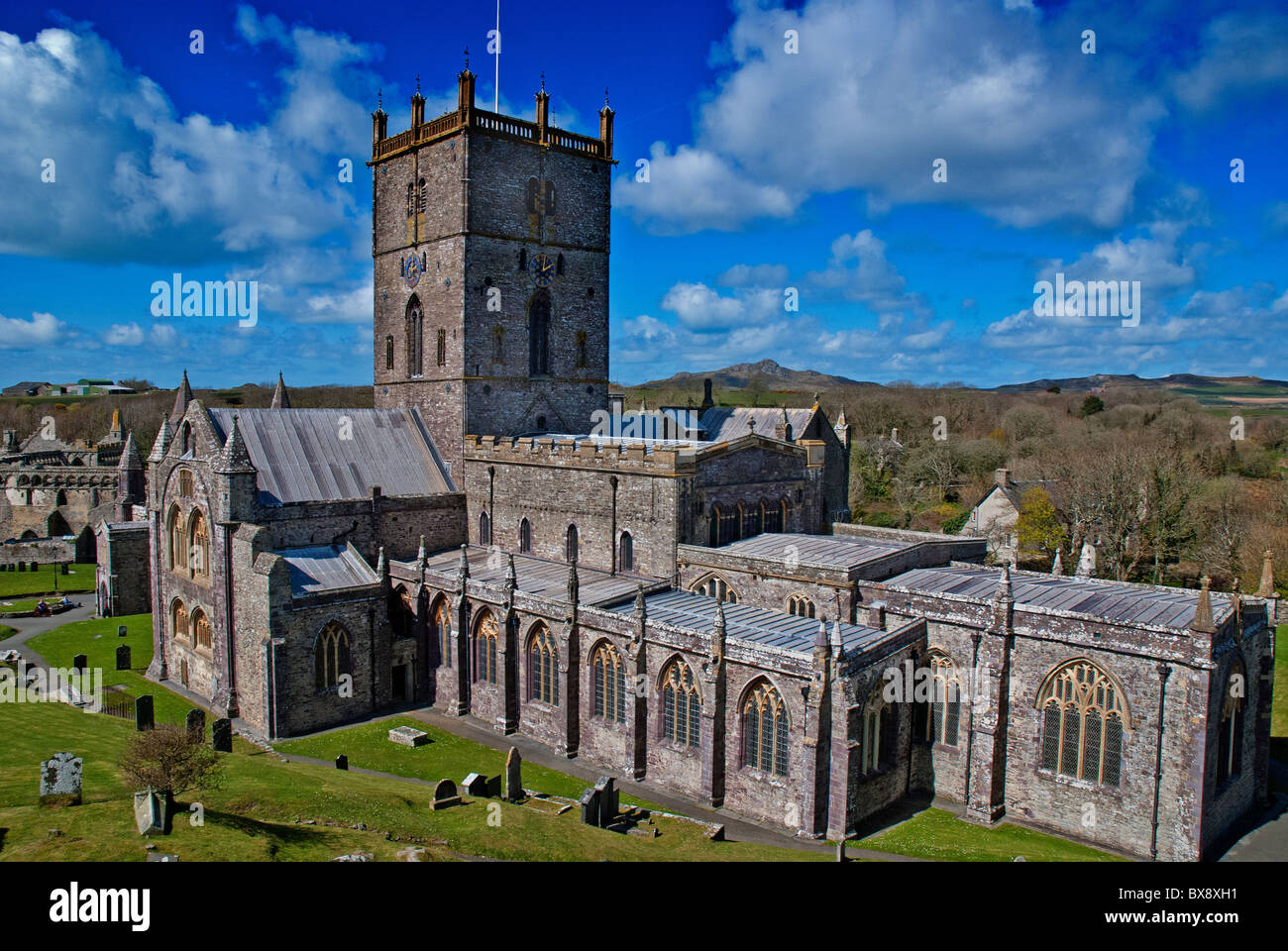 St Davids Cathedral (Walisisch: Eglwys Gadeiriol Tyddewi) befindet sich in St. Davids in der Grafschaft Pembrokeshire, auf den meisten übergehende Stockfoto