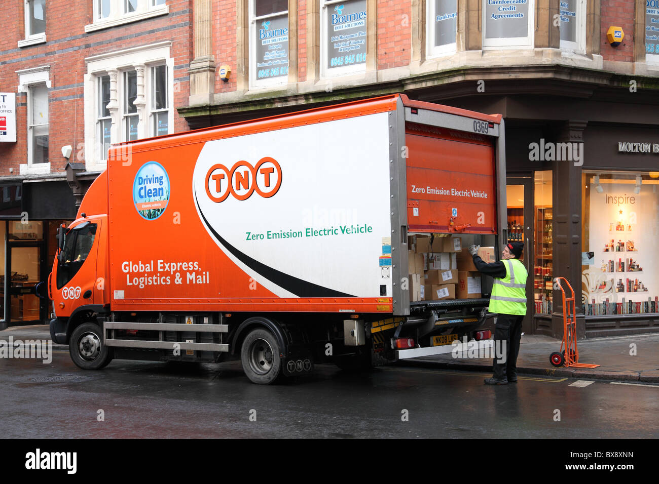 Ein TNT Null Emission Elektrofahrzeug auf einer Straße in U.K. Stockfoto