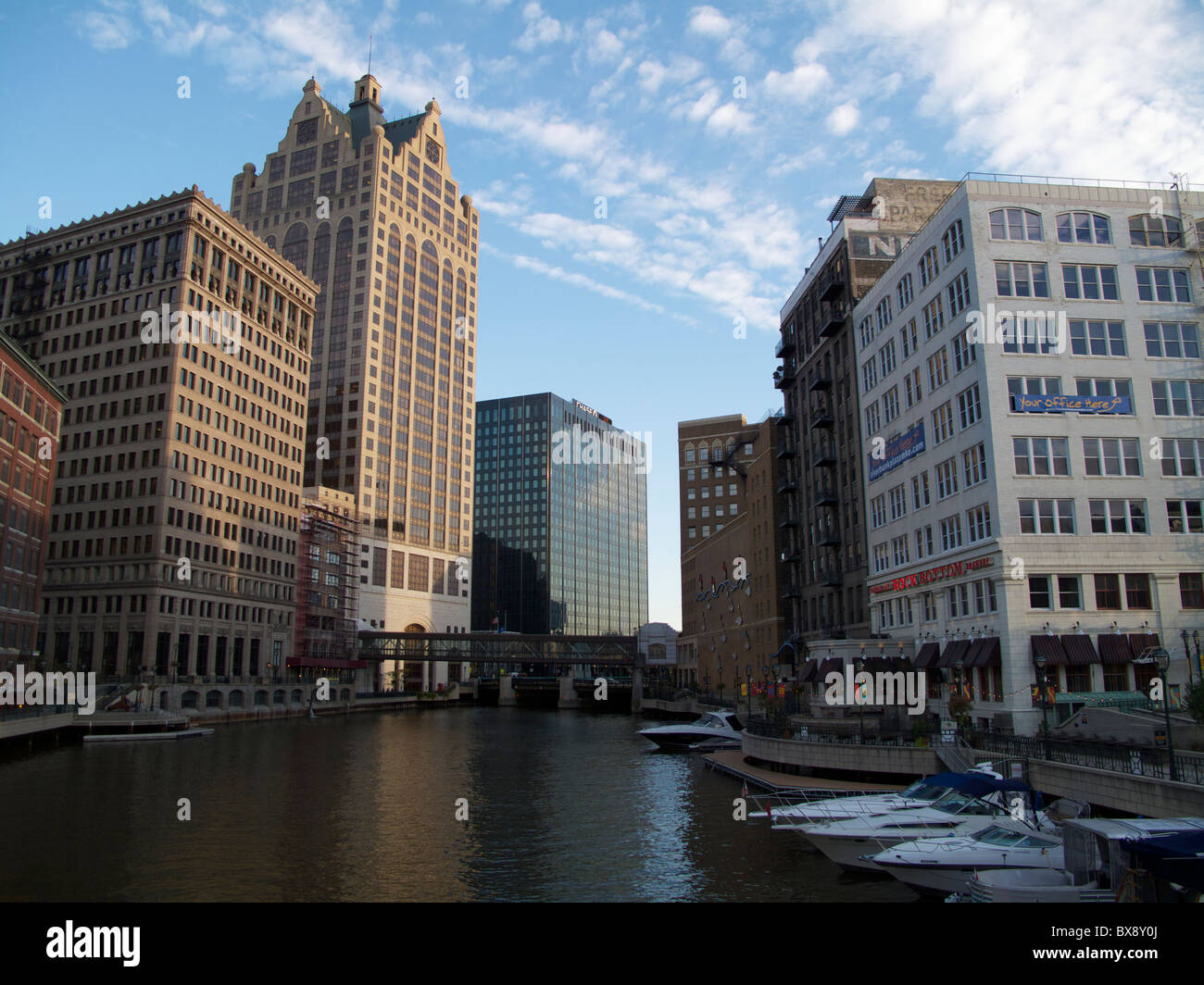 Die Milwaukee River in der Innenstadt von Milwaukee, Wisconsin. Stockfoto