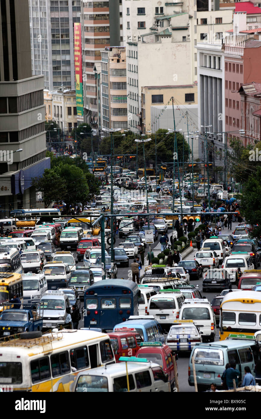 Verkehrsstaus/Blockaden auf der Avenida Mariscal Santa Cruz Straße durch das Zentrum von La Paz, Bolivien Stockfoto