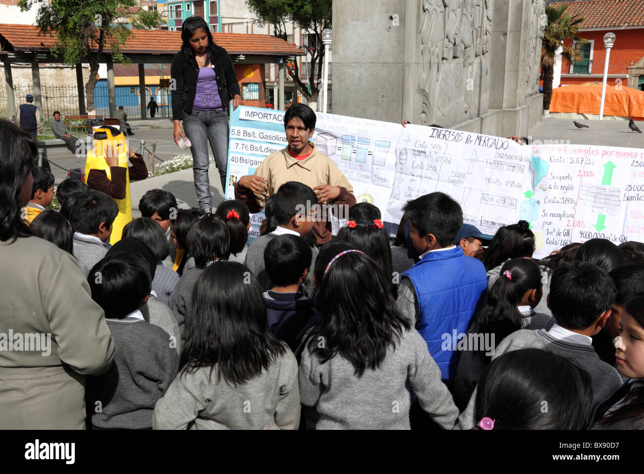 Der Lehrer erklärt seiner Klasse La Paz, Bolivien, die Vorteile der Verstaatlichung der Erdgasindustrie des Landes Stockfoto