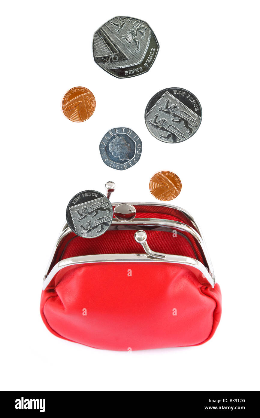 Sterling Münzen fallen in eine offene rote Münze Geldbörse geschnitten isoliert auf einem einfachen weißen Hintergrund. England, Großbritannien Stockfoto