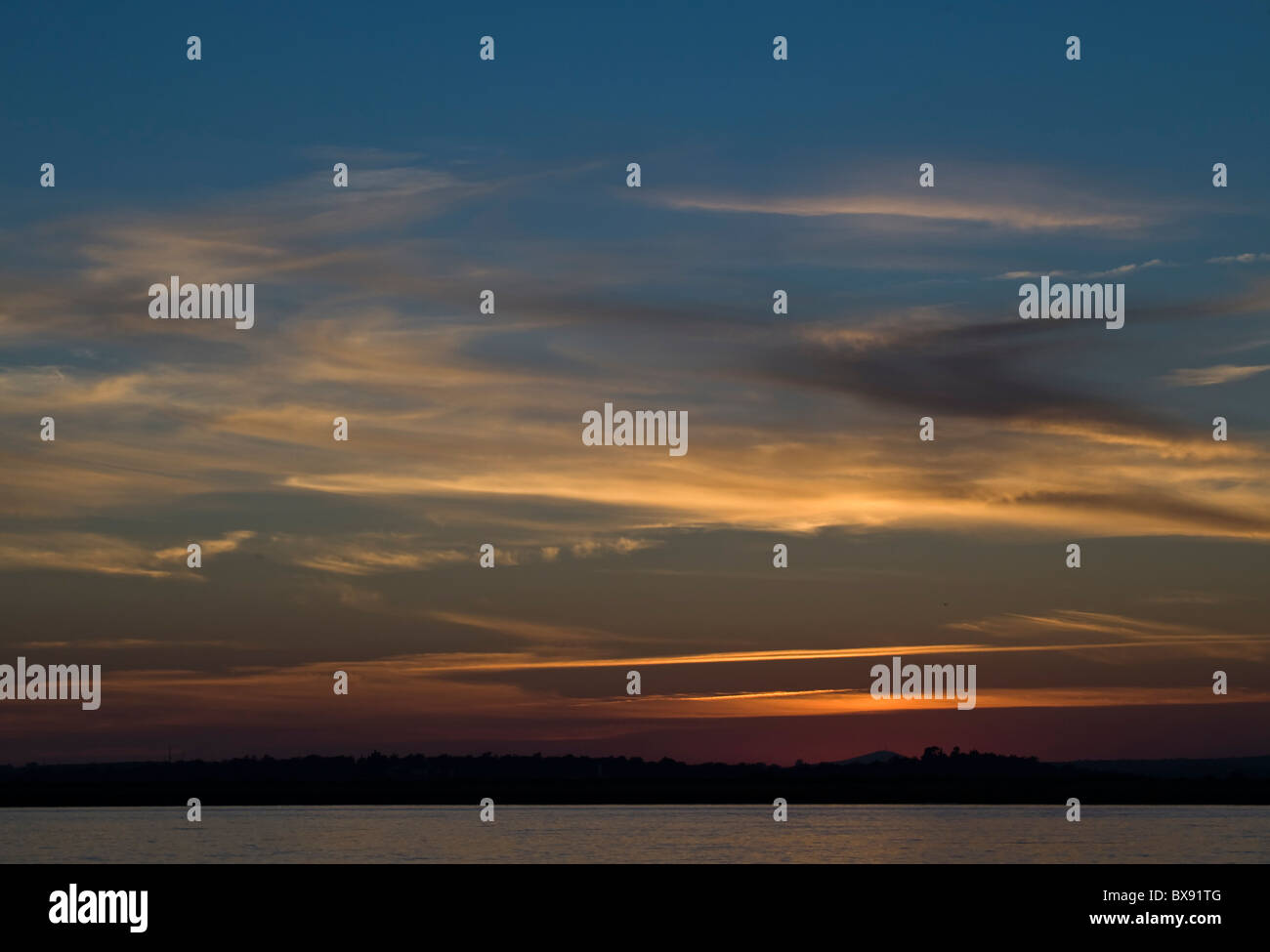 Sonnenuntergang am Fluss Guadiana flussaufwärts von Vila Real de Santo António blicken nach Castelo de Castro Marim, Portugal Stockfoto