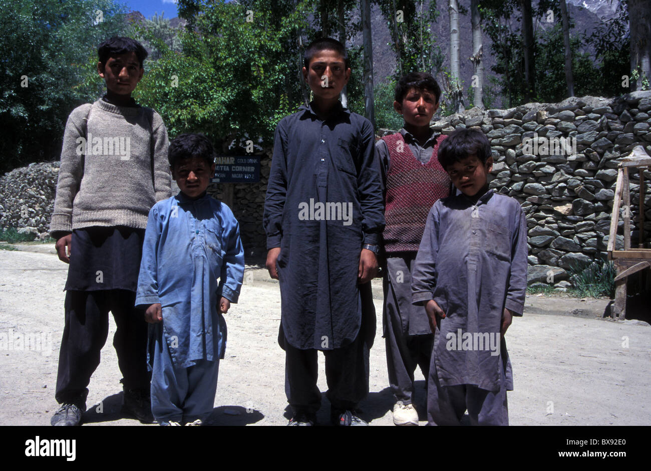 Pakistanische Schulkinder in Minapin Dorf Bereichen Nordpakistan Stockfoto