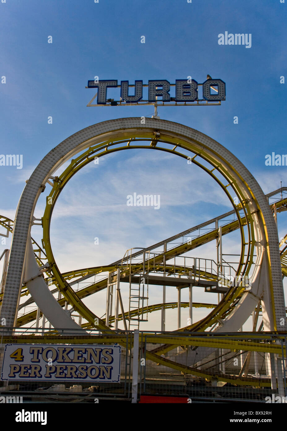 "Turbo" Achterbahnfahrt auf Brighton Pier Brighton Sussex England Europa Stockfoto
