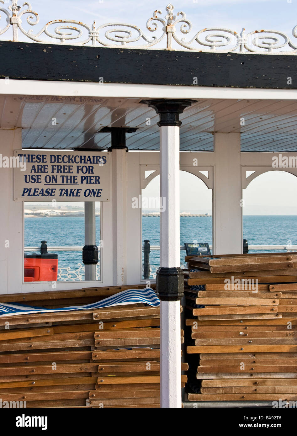 Liegestühle, gestapelt auf Klasse 2 aufgeführten Brighton Pier von R St George Moore Brighton Sussex England Europa Stockfoto