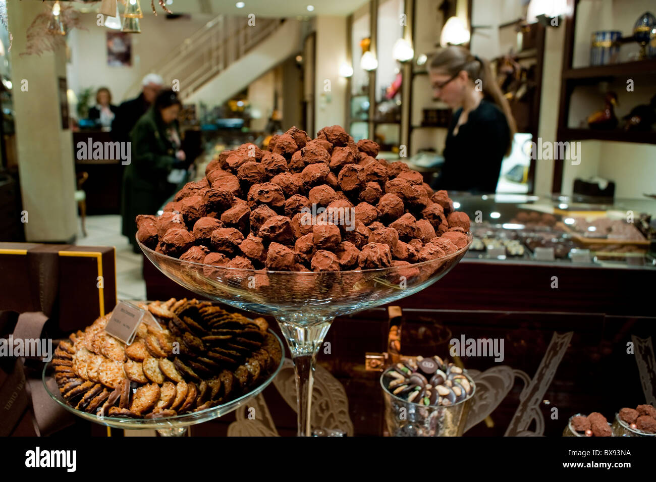 Paris, Frankreich, Lebensmittel einkaufen, "Michel Cluizel" französische  Schokolade Schaufenster Trüffeln auf dem Display, Chocolatier  Stockfotografie - Alamy
