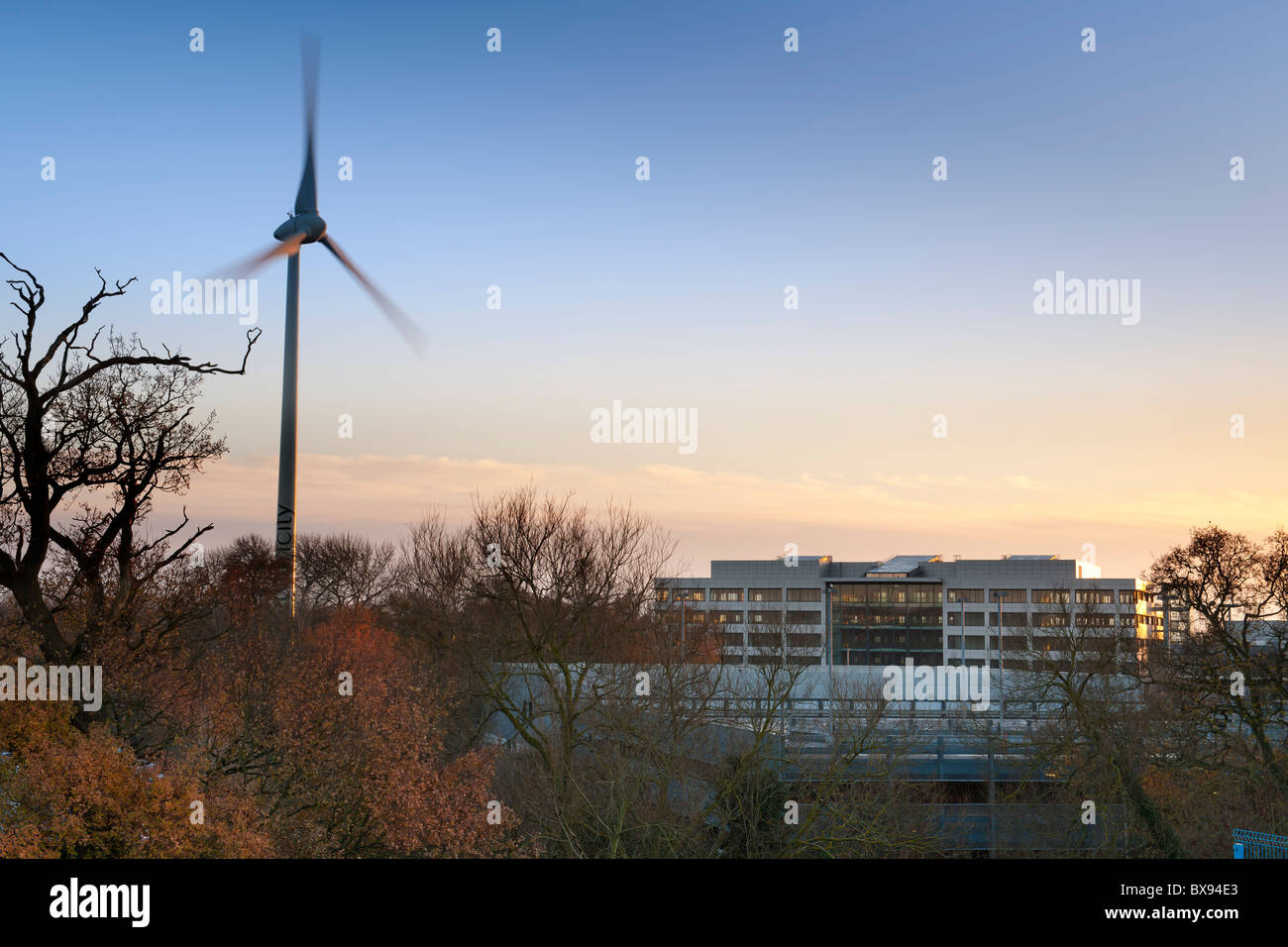 Windturbine und Business-Park Stockfoto