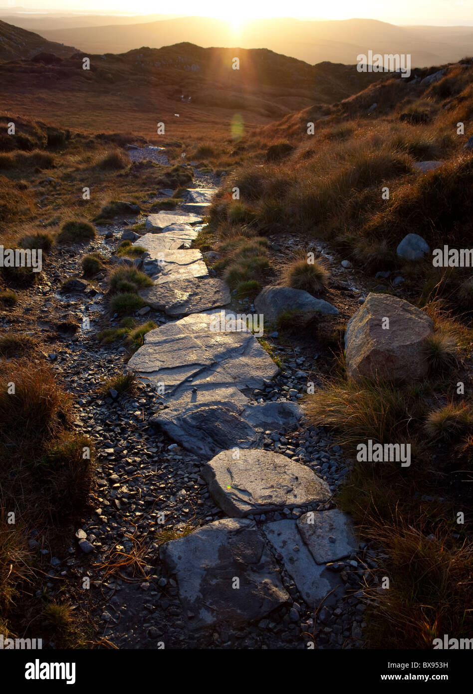 Wanderweg am Diamond Hill, einer Bergkette der Twelve Bens (oder Stifte), Teil des Connemara National Park, Galway, Irland Stockfoto