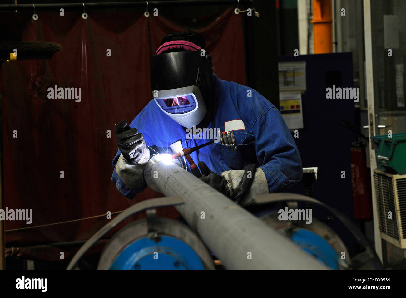 Schweißer mit einer Schutz-Maske in einer Fabrik Stockfoto