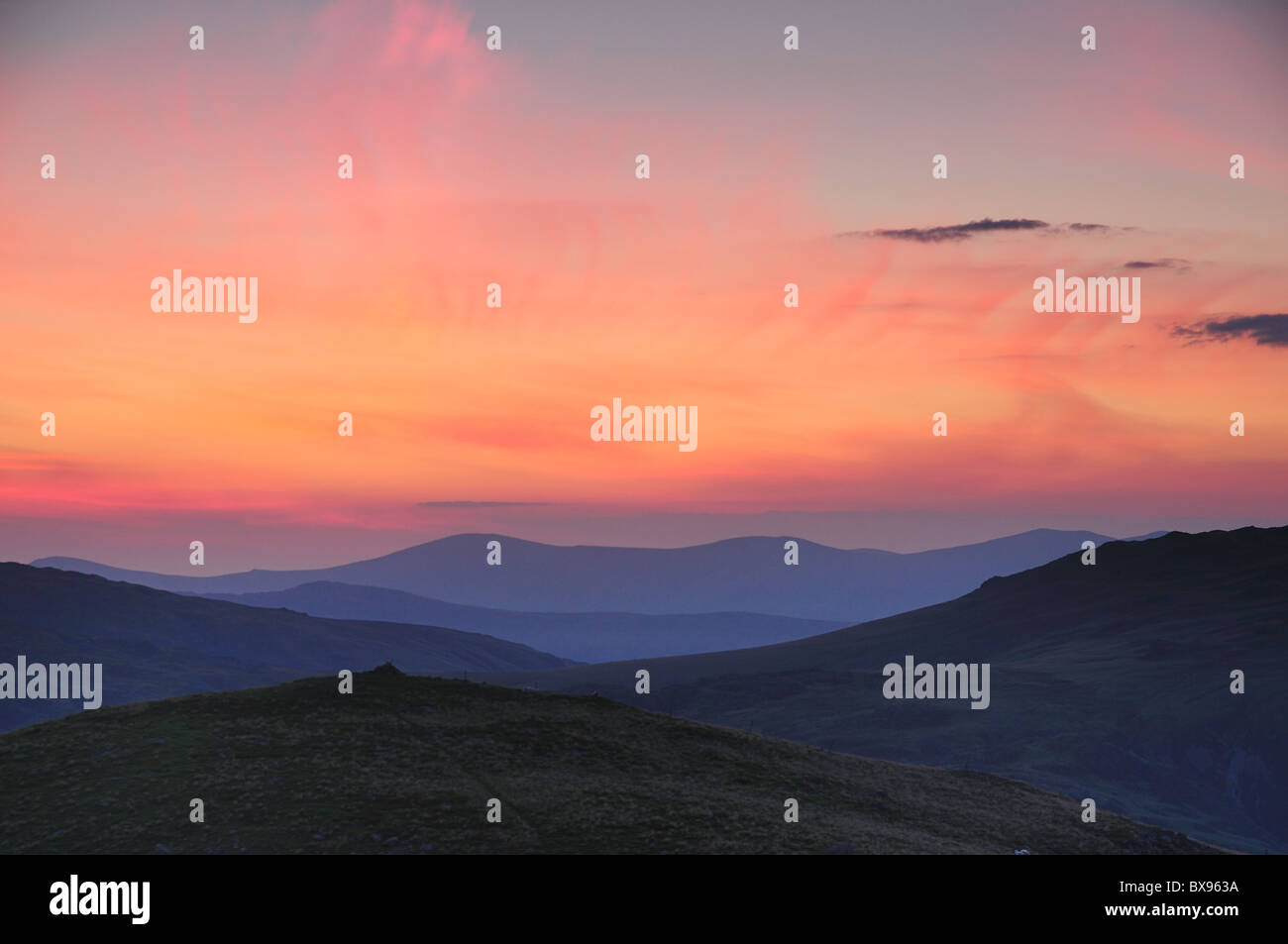 Dawn Himmel über Berge im englischen Lake District Stockfoto