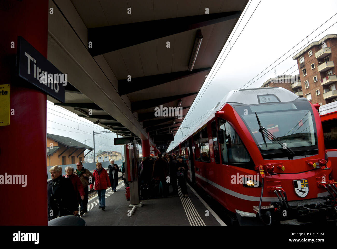 Passagiere aussteigen UNESCO Welterbe Rhätische Bahn Bernina Express Zug im Bahnhof Tirano Italien Stockfoto